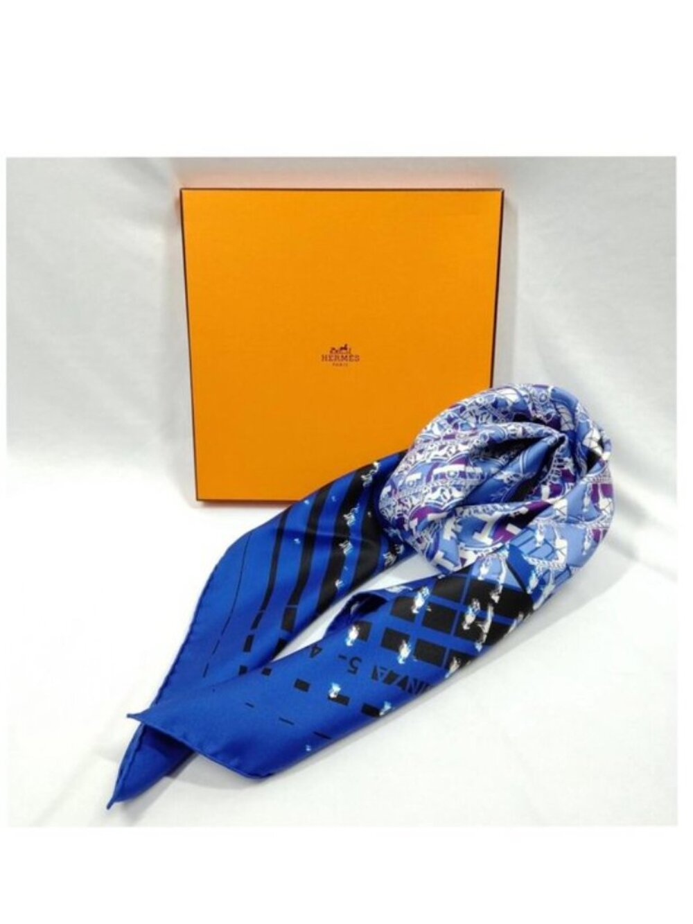 Authentic Hermès Carré 90 Ginza Limited Edition Silk Scarf - Picture 3 of 10